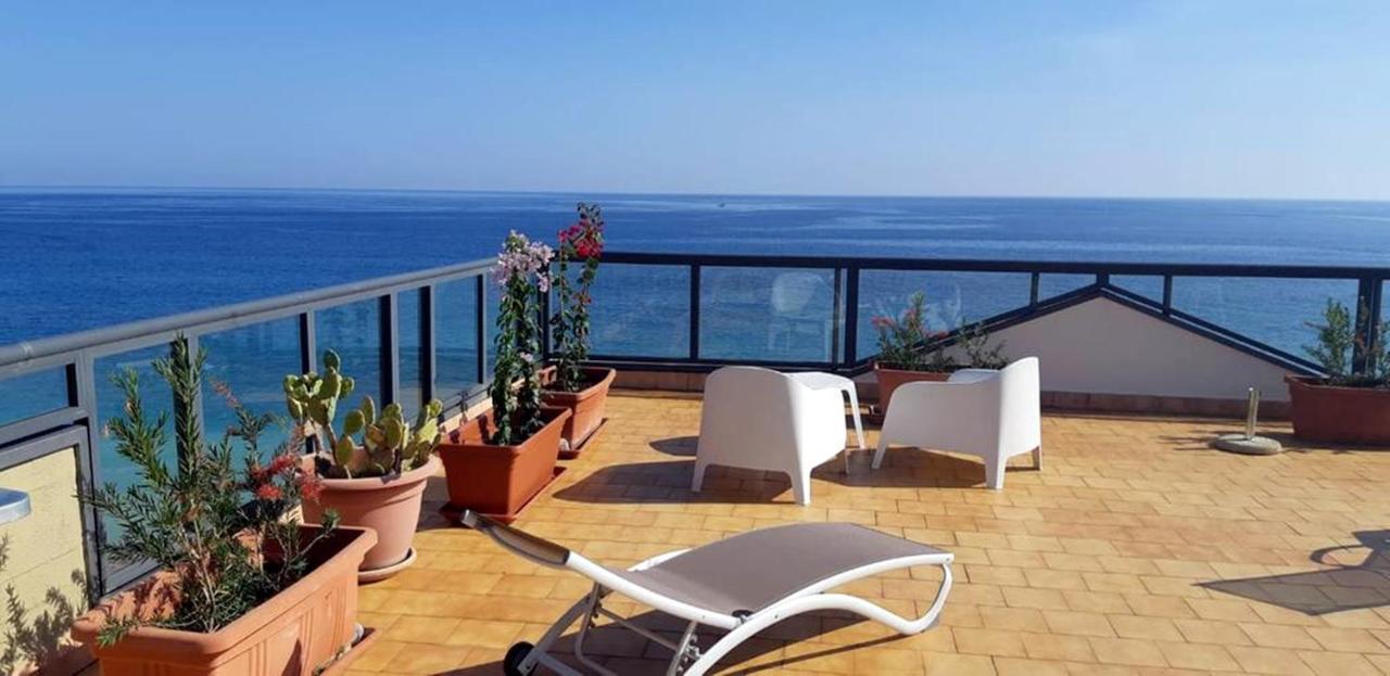 Il Cantone Del Faro Giardini-Naxos Exterior foto